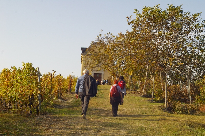 Salita da parte del gruppo di Camminatori di Hastarte alla Chiesa di San Michele Arcangelo.