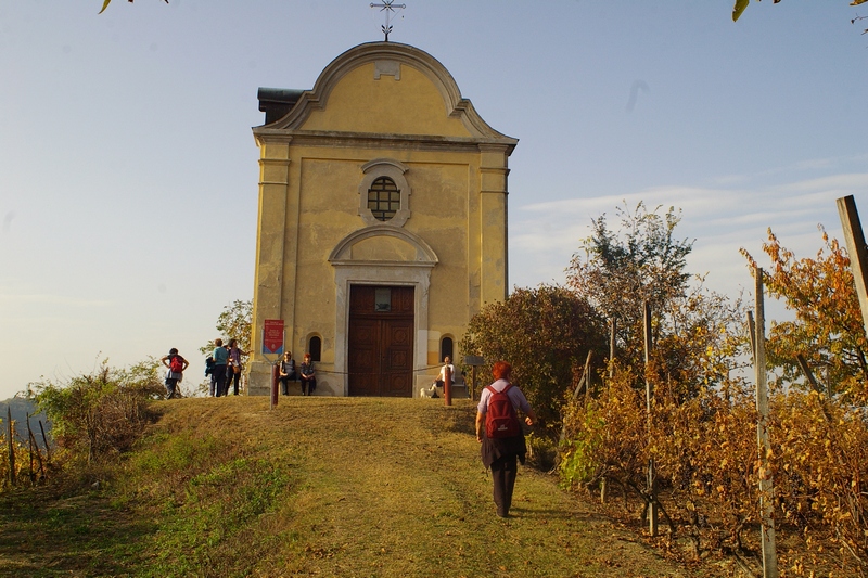 Momento di sosta lungo il cammino presso la Chiesa di San Michele Arcangelo.