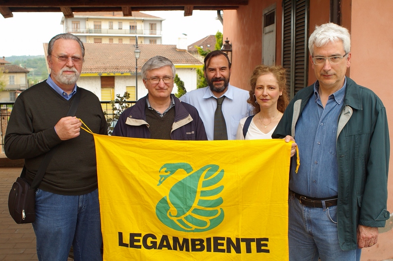 Incontro organizzato dal Circolo Legambienmte Valtriversa e dall Osservatorio del Paesaggio per il Monferrato e l Astigiano per l effettuazione del censimento fotografico degli alberi presenti lungo l ex strada statale SS 10 nel comune di Villafranca d Asti.  Nella foto da (sx) Celso Lazzaretti, Angelo Porta, Marco Devecchi, Maria  Antonia Elmo e Domenico Novara (Foto di Luigi Mucciolo).