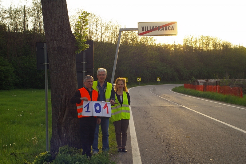 Ultimo Tiglio censito lungo l ex strada statale SS 10 nel territorio di Villafranca d Asti. Nella foto da (sx) Angelo Porta, Domenico Novara e Maria  Antonia Elmo.