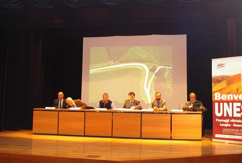 Tavolo dei relatori della Conferenza su "Un processo tra tutela e valorizzazione: la candidatura dei paesaggi vitivinicoli  di Langhe-Roero e Monferrato alla World Heritage List - UNESCO" presso l Auditorium della Fondazione Ferrero ad Alba, sabato 19 maggio  2012. Da (sx): Dott. Carlo Bidone (Presidente dell Osservatorio del Paesaggio alessandrino), Prof. Valerio Di Battista (Presidente dell Osservatorio del Paesaggio del Monferrato casalese), Ing. Marco Valle  (SITI - Istituto Superiore sui Sistemi Territoriali  e per l Innovazione), Dott. Roberto Cerrato (Presidente dell Associazione per il Patrimonio  dei Paesaggi vitivinicoli di Langhe -Roero e Monferrato), Prof. Marco Devecchi (Presidente dell Osservatorio del Paesaggio per il Monferrato e l Astigiano) e Arch. Silvio Veglio (Presidente dell Osservatorio del Paesaggio di Langhe e Roero) [Foto di Erildo Ferro].