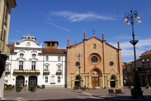 Veduta della facciata del Municipio della Città di Asti e dell adiacente Collegiata di San Secondo.