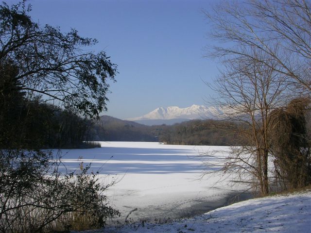 Veduta del pregevolissimo paesaggio nella veste invernale del lago di Cascinette vicino ad Ivrea (Foto di Carla  Varvello).