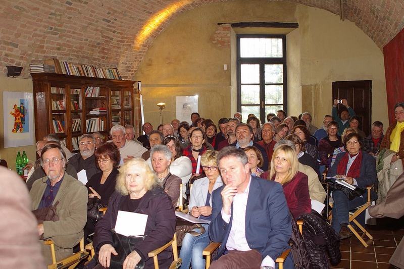 Folto pubblico presente nel salone del Castello di Pino d Asti in occasione del Convegno su "Sviluppiamo una nuova cultura in difesa dell ambiente" (Foto di Dario Giordano).