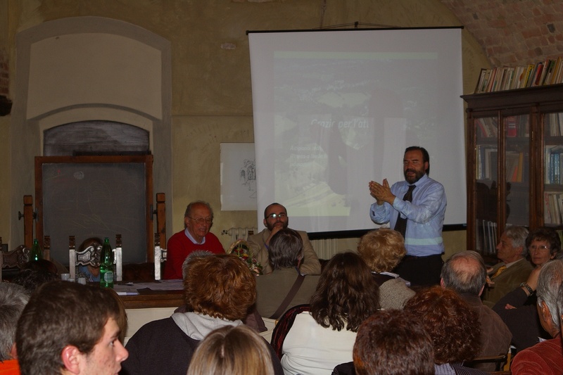 Applauso conclusivo al prezioso lavoro organizzativo svolto da Cinzia Caramagna nell organizzazione del Convegno (Foto di Dario Giordano).