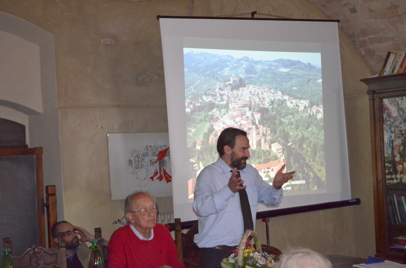 Relazione del Prof. Marco Devecchi su Paesaggio: Bene comune da gestire con nuovo approccio e lungimiranza (Foto di Cinzia Caramagna).