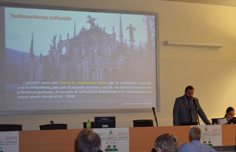 Relazione del Prof. Marco Devecchi su "I Discorsi dei Monumenti Verdi: le Testimonianze delle Vicende Sociali ed Ecologiche del Paesaggio attraverso i Giardini, i Parchi Storici, i Vigneti. - Discourses of the Green Monuments: Witnessing the Landscape s Social and Ecological Events through Gardens, Historical Parks, Vineyards . Al Tavolo dei relatori: (dx): Dott.ssa Francesca Zunino (Moderatore). (Foto di Renato Capraro).