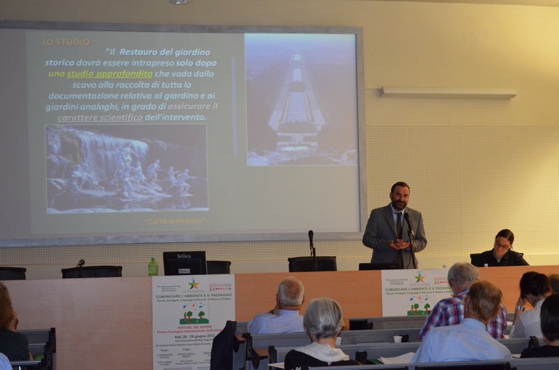 Relazione del Prof. Marco Devecchi su "I Discorsi dei Monumenti Verdi: le Testimonianze delle Vicende Sociali ed Ecologiche del Paesaggio attraverso i Giardini, i Parchi Storici, i Vigneti. - Discourses of the Green Monuments: Witnessing the Landscape s Social and Ecological Events through Gardens, Historical Parks, Vineyards . Al Tavolo dei relatori: (dx): Dott.ssa Francesca Zunino (Moderatore). (Foto di Renato Capraro).