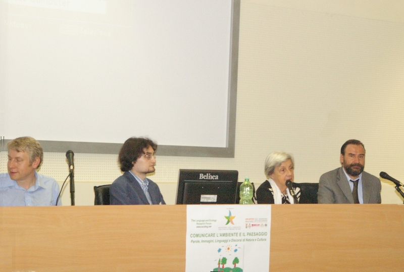 Al Tavolo dei relatori: (sx) Prof. Arran Stibbe (Università del Gloucestershire a Cheltenham, Gran Bretagna), Dott. Ezio Claudio Pia (Università di Torino), Prof.ssa Laurana Lajolo (Associazione Davide Lajolo) e Prof. Marco Devecchi (Università di Torino) (Foto di Giancarlo Dapavo).