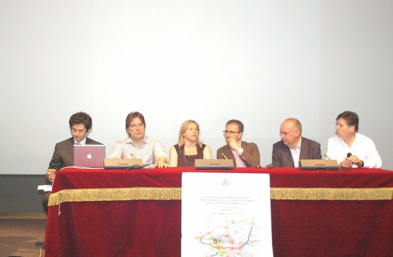 Tavolo dei relatori alla Conferenza su "Un sistema di trasporto integrato come strumento di sviluppo sostenibile per il Piemonte meridionale, da (sx): Arch. Giovanni Currado (Studioso esperto del tema dei trasporti nella realtà astigiana), Avv. Fabrizio Brignolo (Sindaco di Asti, Angela Motta (Consigliera regionale del Piemonte), On.le Massimo Fiorio, Oscar Ferraris (Vice Presidente della Commissione Trasporti del Comune di Asti) e Dott. Mario Sacco (Presidente della Camera di Commercio di Asti) (Foto di Francesco Devecchi).