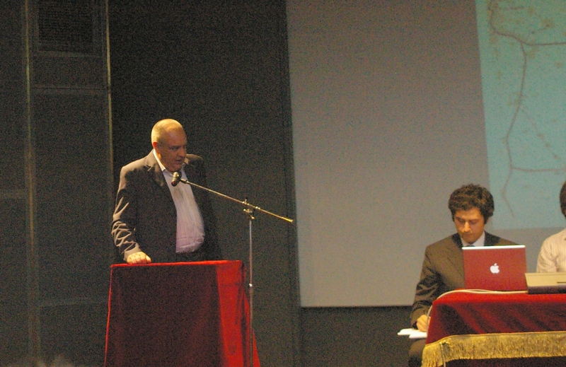 Introduzione di Oscar Ferraris (Vice Presidente Commissione Trasporti del Comune di Asti) alla Conferenza su "Un sistema di trasporto integrato come strumento di sviluppo sostenibile per il Piemonte meridionale" (Foto di Francesco Devecchi).