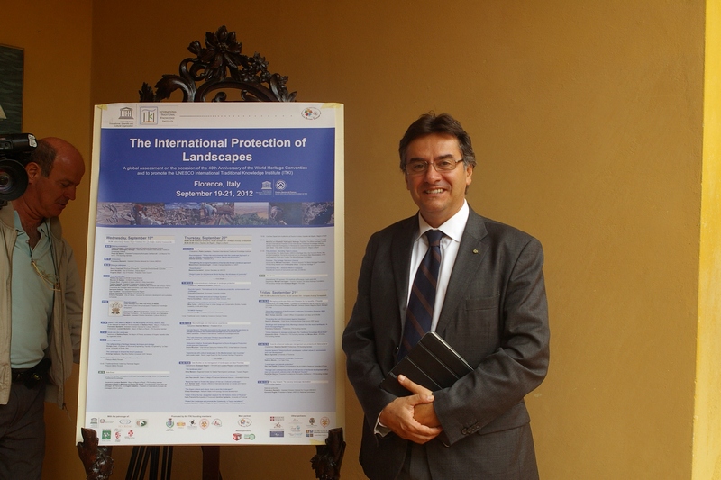 Foto ricordo in occasione del momento della sottoscrizione del "Patto per la Bellezza e il Paesaggio. RETE delle RETI per la Tutela e Valorizzazione del paesaggio naturale e culturale italiano" con il Presidente Roberto Cerrato dell Associazione per il Patrimonio dei paesaggi vitivinicoli di Langhe-Roero e Monferrato.