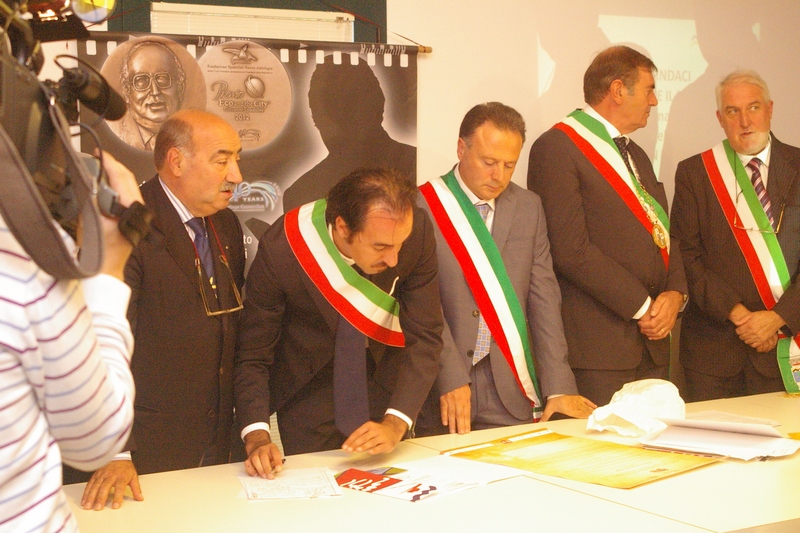 Sottoscrizione da parte del Sindaco di Pollica Stefano Pisani del "Patto per la Bellezza e il Paesaggio. RETE delle RETI per la Tutela e Valorizzazione del paesaggio naturale e culturale italiano"  (Prologo al Simposio UNESCO "The international protection of landscape" Casa dei libri - Fondazione Spadolini a Firenze, mercoledì 19 settembre 2012).
