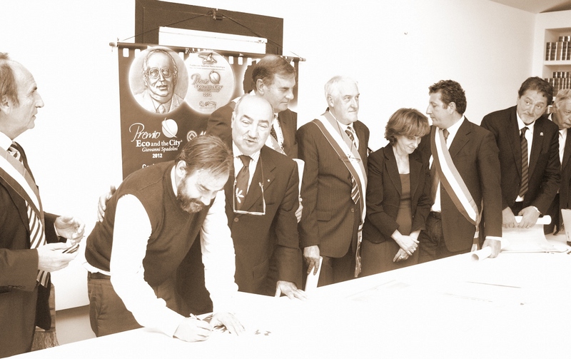 Sottoscrizione da parte del Prof. Marco Devecchi (Coordinatore della Rete degli Osservatori del paesaggio del Piemonte) del "Patto per la Bellezza e il Paesaggio. RETE delle RETI per la Tutela e Valorizzazione del paesaggio naturale e culturale italiano": (Prologo al Simposio UNESCO "The international protection of landscape" Casa dei libri - Fondazione Spadolini a Firenze, mercoledì 19 settembre 2012).