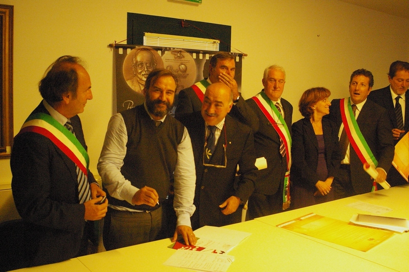 Sottoscrizione da parte del Prof. Marco Devecchi (Coordinatore della Rete degli Osservatori del paesaggio del Piemonte) del "Patto per la Bellezza e il Paesaggio. RETE delle RETI per la Tutela e Valorizzazione del paesaggio naturale e culturale italiano": (Prologo al Simposio UNESCO "The international protection of landscape" Casa dei libri - Fondazione Spadolini a Firenze, mercoledì 19 settembre 2012).
