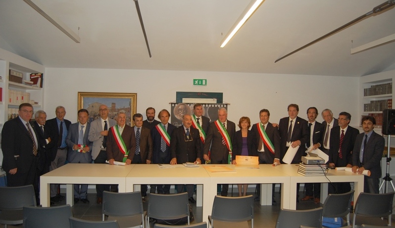 Sottoscrizione del Patto "La Rete delle Reti - Cento Sindaci per la Bellezza e il Paesaggio": Fondazione Spadolini Nuova Antologia, Provincia Autonoma di Trento, Consorzio Comuni Trentini, promotori della Carta di Primiero, in rappresentanza dei Comuni governati da Regioni (Valle d Aosta, Friuli Venezia Giulia) e Province Autonome (Südtirol, Trentino) a Statuto Speciale, Regione Abruzzo, Regione Piemonte, Osservatorio Europeo del Paesaggio di Arco Latino, "100 Sindaci per la Bellezza e il Paesaggio", Istituto Internazionale delle Conoscenze Tradizionali, l Associazione delle Città di Identità Res Tipica ANCI, Distretto Energie Rinnovabili (Co.Svi.G.), U.P.L.I.(Unione Nazionale Pro Loco d Italia), Rete Eco museale italiana, Rete degli Osservatori del paesaggio del Piemonte.