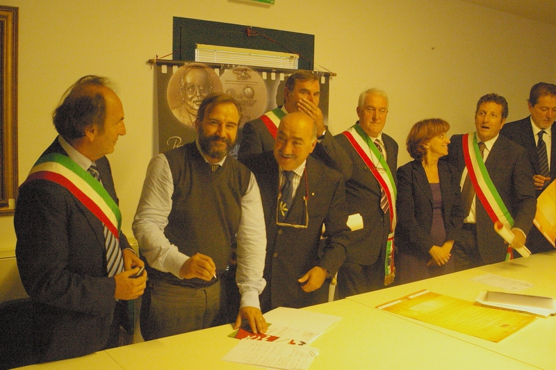 Momento della sottoscrizione del Patto "La Rete delle Reti - Cento Sindaci per la Bellezza e il Paesaggio" da parte del Prof. Marco Devecchi (Coordinatore della Rete degli Osservatori del Paesaggio del Piemonte) presso la Fondazione Spadolini - Nuova Antologia a Pian dei Giullari a Firenze (Foto di Pierpaolo Bo).