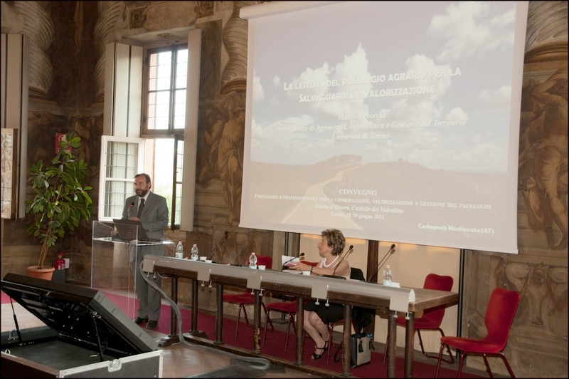 Relazione del Prof. Marco Devecchi (Dipartimento di Agronomia, Selvicoltura e Gestione del Territorio dell Università di Torino) su "La lettura del paesaggio agrario per la Salvaguardia e Valorizzazione" (Foto di Enrico Vaglio Laurin).