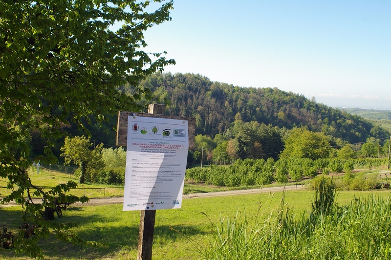 Veduta del Manifesto del Convegno e sullo sfondo la vallata di Vezzolano.
