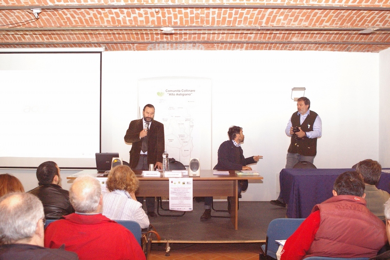Introduzione al Convegno Veduta del folto pubblico presente in sala al Seminario tecnico sulle "Opere di ingegneria naturalistica utili alla manutenzione del territorio collinare. Esperienze, soluzioni sostenibili, Unesco" da parte del Prof. Marco Devecchi, Presidente dell Osservatorio del Paesaggio per il Monferrato e l Astigiano (Foto di Emanuele Giubasso).