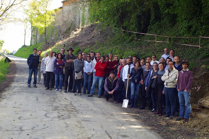Foto ricordo presso l intervento di ingegneria naturalistica a Schierano di Passerano Marmorito con i partecipanti al Seminario tecnico su "Opere di ingegneria naturalistica utili alla manutenzione del territorio collinare. Esperienze, soluzioni sostenibili, Unesco"(Foto Dott. Paolo Sassone).
