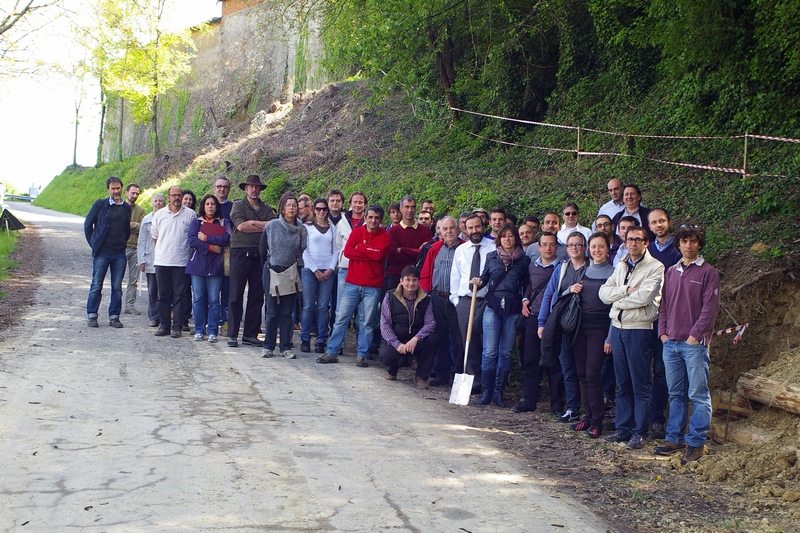 Foto ricordo presso l intervento di ingegneria naturalistica a Schierano di Passerano Marmorito con i partecipanti al Seminario tecnico su "Opere di ingegneria naturalistica utili alla manutenzione del territorio collinare. Esperienze, soluzioni sostenibili, Unesco"(Foto Dott. Paolo Sassone).