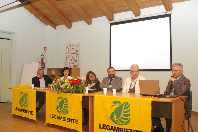 Tavolo dei relatori del Convegno su "Il turismo e l ospitalità  diffusa in Valtriversa. Sviluppo possibile ed esperienze reali per la salvaguardia del Paesaggio", presso la Sala comunale "Il forno", Villafranca d Asti, venerdì 18 maggio 2012. Da (sx): Tavolo dei relatori: Marco Granzino - Agriturismo. Malin Abbing - Bed & Breakfast, Flavia Bianchi (Responsabile Urbanistica e Parchi di Legambiente Piemonte e Valle d Aosta), Marco Devecchi (Presidente dell Osservatorio del Paesaggio per il Monferrato e l Astigiano), Domenico Novara (Presidente del Circolo Legambiente Valtriversa) e Angelo Porta - Affitti turistici (procedure, normative) e Internet (Foto di Stefano Porta).