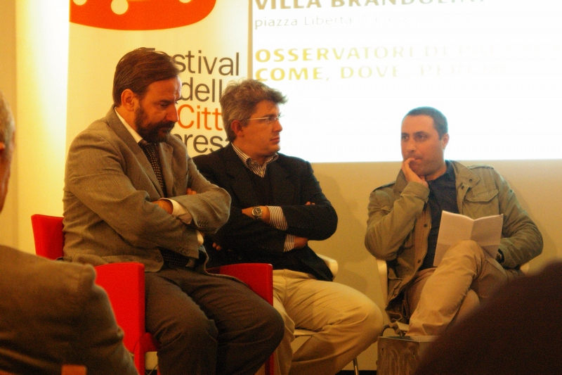 Tavolo dei relatori: da (sx): Prof. Marco Devecchi dell Università di Torino e Coordinatore della Rete degli Osservatori del Paesaggio del Piemonte., Prof. Mauro Varotto, docente dell Università di Padova e promotore Osservatorio Sperimentale per il paesaggio del Canale di Brenta e Giovanni Laganà, docente dell Università Mediterranea Reggio Calabria (Foto del Dott. Nadir Mognato).