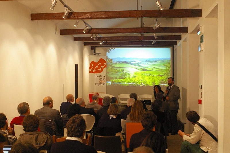 Relazione sull esperienze degli Osservatori del Paesaggio del Piemonte da parte del Prof. Marco Devecchi dell Università di Torino e Coordinatore della Rete degli Osservatori del Paesaggio del Piemonte (Foto del Dott. Nadir Mognato).