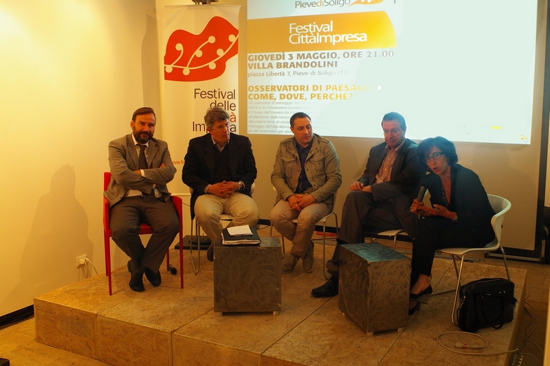 Tavolo dei relatori al Convegno su "Osservatori di paesaggio. Come, dove e perché?" presso Villa Brandolini a Pieve di Soligo. Da (sx): Prof. Marco Devecchi dell Università di Torino e Coordinatore della Rete degli Osservatori del Paesaggio del Piemonte., Prof. Mauro Varotto, docente dell Università di Padova e promotore Osservatorio Sperimentale per il paesaggio del Canale di Brenta, . Giovanni Laganà, docente dell Università Mediterranea Reggio Calabria,Prof. Enrico Fontanari, docente Università IUAV di Venezia (Moderatore) e Dott.ssa Francesca Pace, dirigente Servizio del Territorio della Regione Puglia (Foto del Dott. Nadir Mognato).