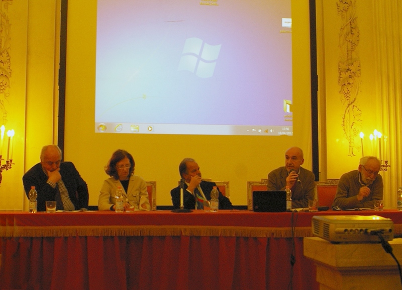 Avvio dei lavori del Convegno su "Due anni dopo le nuove norme in materia di tutela del paesaggio. Bilanci e prospettive" da parte del Moderatore, Mario Preve. Al tavolo dei relatori da (sx): Giorgio Parodi, Architetto, Federazione Regionale degli Architetti P.P.C. della Liguria, Francesca Mazzino, Architetto, Dipartimento Polis Università di Genova, Giovanni Gerbi, Avvocato, esperto in Diritto Urbanistico, Mario Preve, giornalista e moderatore dell incontro e Massimo Quaini dell Università di Genova.