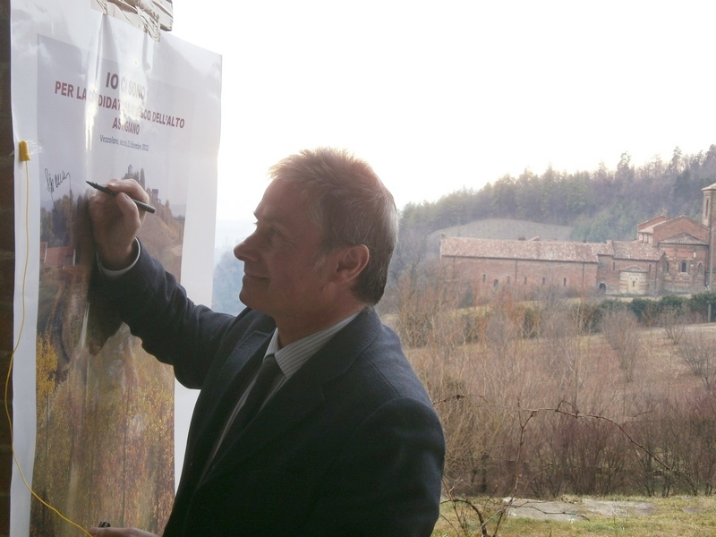 Pubblica Sottoscrizione del Manifesto "IO CI SONO PER LA DICHIARAZIONE UNESCO DELL ALTO ASTIGIANO". Nella foto: momento della firma del Manifesto da parte del Sindaco di Castelnuovo Don Bosco, Dott. Giorgio Musso.