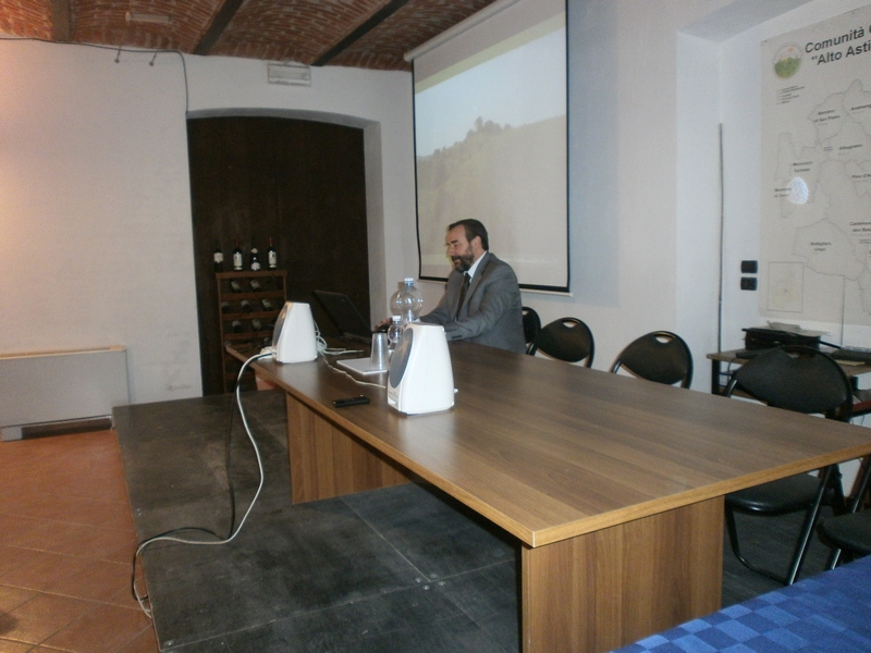 Saluto introduttivo e riflessioni sul tema dell esclusione del territorio del Freisa dalla Candidatura UNESCO da parte del Prof. Marco Devecchi (Presidente dell Osservatorio del Paesaggio per il Monferrato e l Astigiano), moderatore del Convegno (Foto Mirella Zitti).