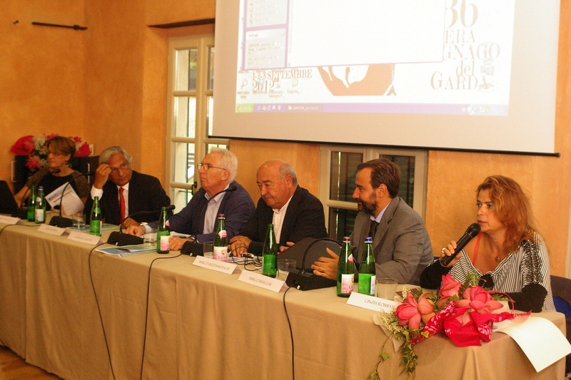 Tavolo dei relatori del Convegno "Turismo, Agricoltura e Paesaggio". Da (sx): Arch. Cinzia Robbiati (Soprintendenza per i beni architettonici e paesaggistici di Brescia), Prof. Marco Devecchi (Università degli Studi Torino e Coordinatore Rete degli Osservatori del Paesaggio del Piemonte), Prof. Marco Dezzi Bardeschi (Politecnico di Milano), Arch. Domenico Luciani (Fondazione Benetton Studi Ricerche di Treviso), Prof. Giulio Mondini (Politecnico di Torino e Direttore SITI - Consulente per la Candidatura all UNESCO delle Langhe-Roero-Monferrato) e Dott.ssa Marinella Mandelli (Foto di Francesco Merlo).