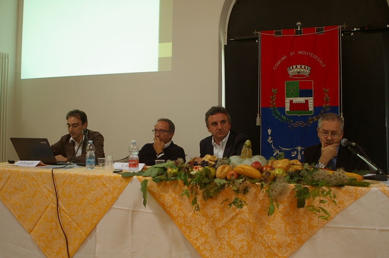 Relazione del Dott. Davide Cinalli (Studioso di Geofilosofia e paesaggio - Dipartimento di Filosofia Università degli Studi di Pavia).  Al Tavolo dei relatori:  Dott. Carlo Ferrari (Sindaco di Montesegale), Dott. Vittorio Poma (Presidente del Consiglio della Provincia di Pavia) e Dott. Antonio Morra (Moderatore e Caporedattore del Corriere della Sera).