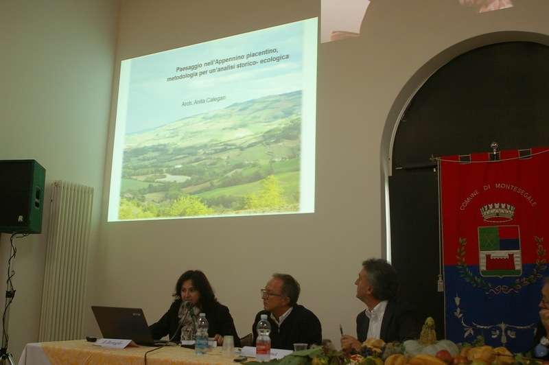 Relazione dell Arch. Anita Calegari su "Paesaggio nell Appennino piacentino: metodologia per un analisi storico-ecologica". Al Tavolo dei relatori:  Dott. Carlo Ferrari (Sindaco di Montesegale) e Dott. Vittorio Poma (Presidente del Consiglio della Provincia di Pavia).