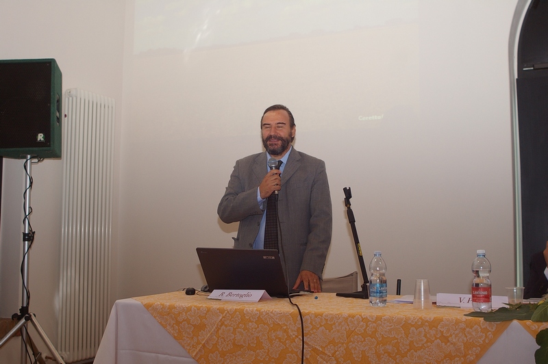 Relazione del Prof. Marco Devecchi (Docente Università degli Studi di Torino e Presidente Osservatorio del Paesaggio Monferrato e Astigiano) su "Il paesaggio agrario quale elemento chiave della valorizzazione delle eccellenze italiane del settore agroalimentare" (Foto di Davide Cinalli).