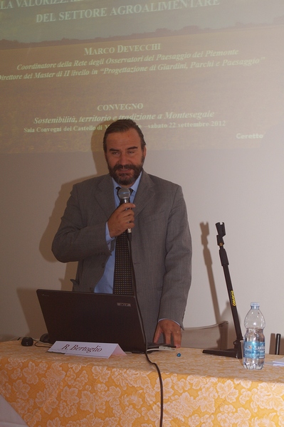 Relazione del Prof. Marco Devecchi (Docente Università degli Studi di Torino e Presidente Osservatorio del Paesaggio Monferrato e Astigiano) su "Il paesaggio agrario quale elemento chiave della valorizzazione delle eccellenze italiane del settore agroalimentare" (Foto di Davide Cinalli).