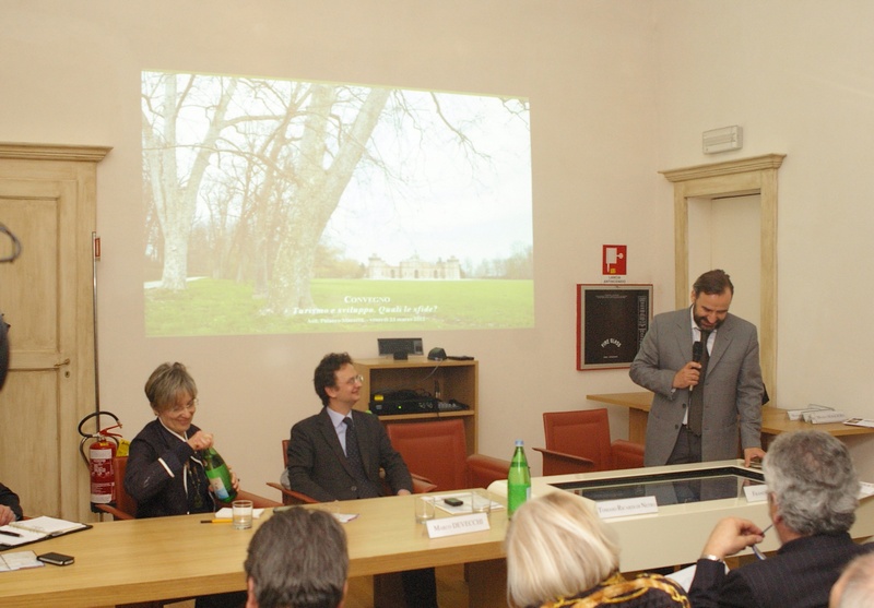 Relazione del Prof. Marco Devecchi  (Presidente dell Osservatorio del Paesaggio per il Monferrato e l Astigiano) su "Parchi e giardini storici: un elemento qualificante il paesaggio piemontese" (Foto di Silvio Garlasco).