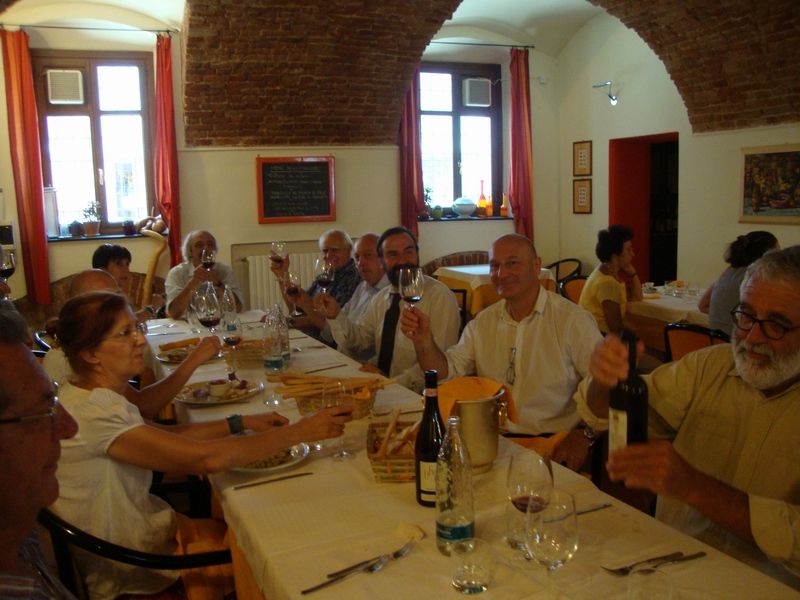 Momento conviviale al termine dell incontro tra il Coordinamento della Rete degli Osservatori del Paesaggio del Piemonte e il Presidente del FAI Piemonte, Prof. Sergio Conti, per valutare possibili collaborazioni sui temi di comune interesse legati alla conoscenza, salvaguardia e valorizzazione del paesaggio (Foto di Irina Mantello). Al Tavolo (da dx in senso antiorario): Arch. Riccardo Avanzi, Dott. Carlo Bidone, Prof. Marco Devecchi, Dott. Gian Paolo Bardazza, Prof. Valerio Di Battista e Prof. Sergio Conti (Foto di Irina Mantello).