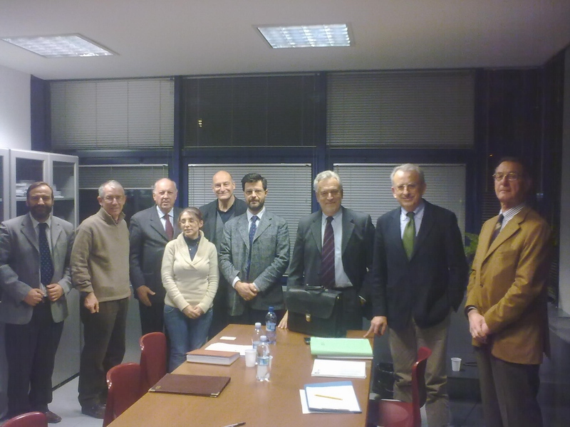 Foto ricordo al termine della riunione di approfondimento in Regione Piemonte - Settore Attività di gestione e valorizzazione del paesaggio - sul tema delle Commissioni Locali del Paesaggio. Nella foto i partecipanti all incontro da (dx): Dott. Roberto Pozzi (Osservatorio biellese - Beni culturali e paesaggio), Arch. Osvaldo Ferrero (Regione Piemonte - Settore Attività di gestione e valorizzazione del paesaggio), Ing. Livio Dezzani (Responsabile della Direzione Pianificazione e Gestione Urbanistica della Regione Piemonte), Dott. Carlo Bidone e Dott. Silvio Garlasco (Osservatorio del Paesaggio Alessandrino), Dott. Giampaolo Bardazza (Osservatorio del paesaggio del Monferrato casalese), Dott. Roberto Damilano (Osservatorio del Paesaggio dei Parchi del Po e della Collina torinese) e Prof. Marco Devecchi (Osservatorio del paesaggio per il Monferrato e l Astigiano e Coordinatore della Rete degli Osservatori del Paesaggio del Piemonte) [Foto di Riccardo Avanzi - Ecomuseo dell Anfiteatro Morenico di Ivrea - Osservat