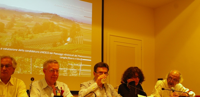 Tavolo dei relatori all incontro di studio su "Quale futuro per la candidatura UNESCO per Langhe, Monferrato e Roero?", da (sx): Prof. Giulio Mondini (Direttore S.I.T.I.), Dott. Ugo Cavallera (Vice Presidente della Regione Piemonte), Dott. Roberto Cerrato (Presidente dell Associazione per il Patrimonio dei paesaggi vitivinicoli di Langhe, Monferrato, Roero), Arch. Irma Visalli (Curatrice della Candidatura UNESCO delle Dolomiti) e Prof. Sergio Conti (Presidente del FAI Piemonte) (Foto di Giancarlo Scarrone).