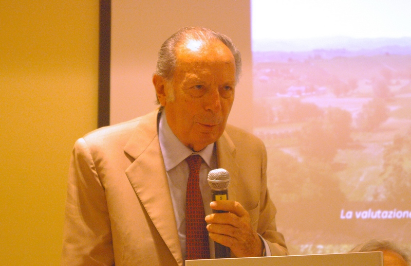 Riflessione iniziale da parte del Dott. Lorenzo Vallarino Gancia (Presidente dell Associazione Canelli Domani) (Foto di Giancarlo Scarrone).