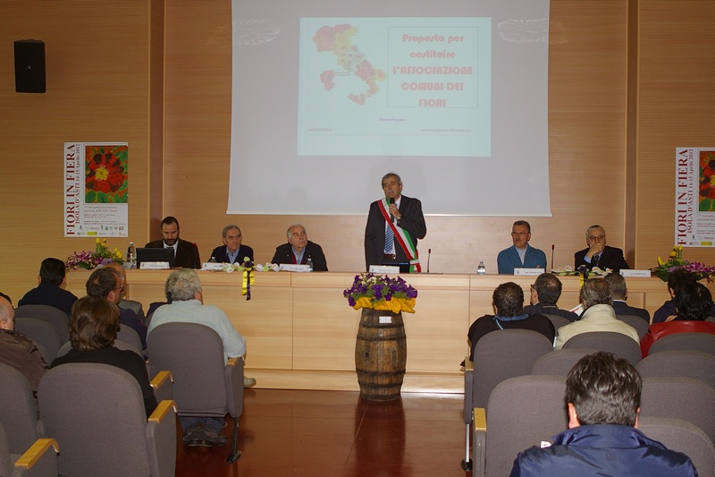 Introduzione al Convegno "Comuni fioriti: una opportunità di riqualificazione urbana e promozione turistica" da parte del Sindaco di Isola d Asti, Ing. Franco Cavagnino. Al Tavolo dei relatori: da (sx) Prof. Marco Devecchi, Dott. Paolo Odone, Arch. Vittorio Fiore, Ing. Franco Cavagnino, Dott. Silvano Roggero e Arch. Bruno Gandino (Foto Prof. Erildo Ferro).
