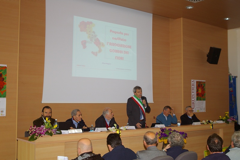 Introduzione al Convegno "Comuni fioriti: una opportunità di riqualificazione urbana e promozione turistica" da parte del Sindaco di Isola d Asti, Ing. Franco Cavagnino. Al Tavolo dei relatori: da (sx) Prof. Marco Devecchi, Dott. Paolo Odone, Arch. Vittorio Fiore, Ing. Franco Cavagnino, Dott. Silvano Roggero e Arch. Bruno Gandino (Foto Prof. Erildo Ferro).