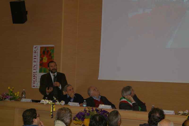 Relazione del Prof. Marco Devecchi (Docente di Floricoltura, Parchi e Giardini della Facoltà di Agraria dell Università di Torino) su "Le fioriture per un nuovo volto delle città"  (Foto di Francesco Devecchi).