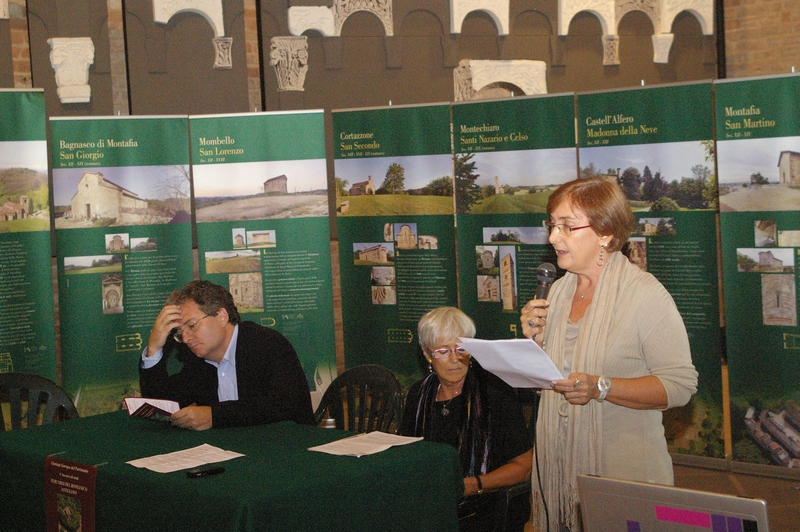 Saluto introduttivo dell Arch. Cristina Lucca della Soprintendenza dei Beni architettonici e paesaggistici delle province di Torino, Asti, Cuneo, Biella e Vercelli. Al Tavolo dei relatori: Arch. Luca Rinaldi (Direttore Soprintendenza dei Beni architettonici e paesaggistici delle province di Torino, Asti, Cuneo, Biella e Vercelli) e Arch. Paola Salerno (Soprintendenza dei Beni architettonici e paesaggistici delle province di Torino, Asti, Cuneo, Biella e Vercelli).