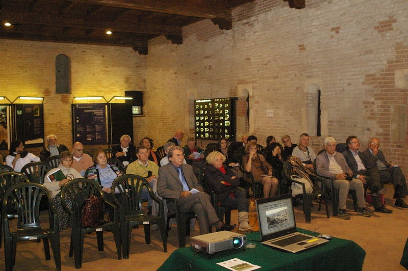 Veduta del folto pubblico presente in sala in occasione del Convegno su "Il Romanico e il suo paesaggio. Conoscenza, comunicazione, fruizione" presso la a Canonica di Santa Maria di Vezzolano ad Albugnano, Sabato 29 settembre 2012 alle ore 15.00 (Iniziativa del Progetto Cultus Loci Cura Animi).