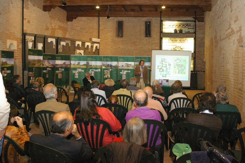 Veduta del folto pubblico presente in sala in occasione del Convegno su "Il Romanico e il suo paesaggio. Conoscenza, comunicazione, fruizione" presso la a Canonica di Santa Maria di Vezzolano ad Albugnano, Sabato 29 settembre 2012 alle ore 15.00 (Iniziativa del Progetto Cultus Loci Cura Animi).