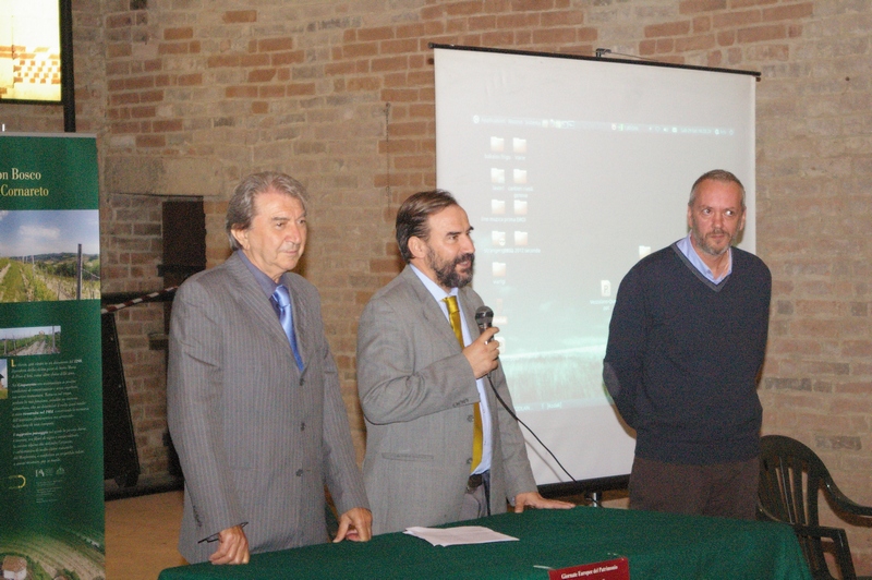 Illustrazione da parte del Prof. Marco Devecchi (Presidente dell Osservatorio del Paesaggio per il Monferrato e l Astigiano) delle motivazioni dell assegnazione del Premio Alfiere del Paesaggio 2012 al fotografo inglese Mark Cooper. Nella foto a (sx) del Prof. Devecchi, il Prof. Pietro Piccarolo (Presidente dell Accademia di Agricoltura di Torino) e a (dx) Mark Cooper (Foto di Franco Correggia).